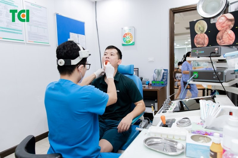 Cách trị đẹn nướu răng hiệu quả: Cần thăm khám bác sĩ để được điều trị kịp thời nếu phát hiện ra triệu chứng nặng hơn