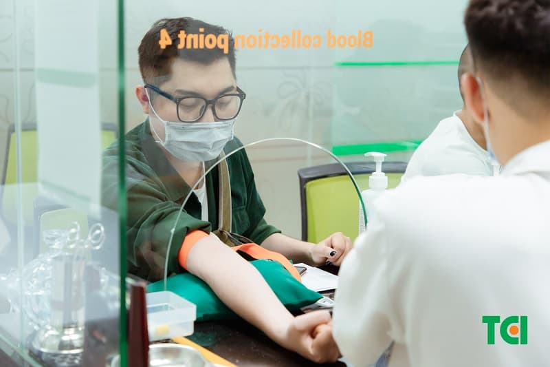 sinh viên đi khám sức khỏe nhập học