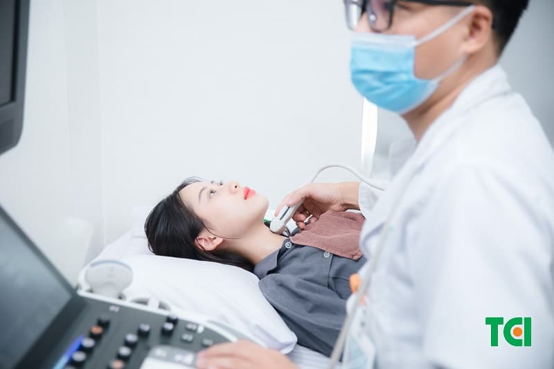 người trẻ đi khám sức khỏe định kỳ