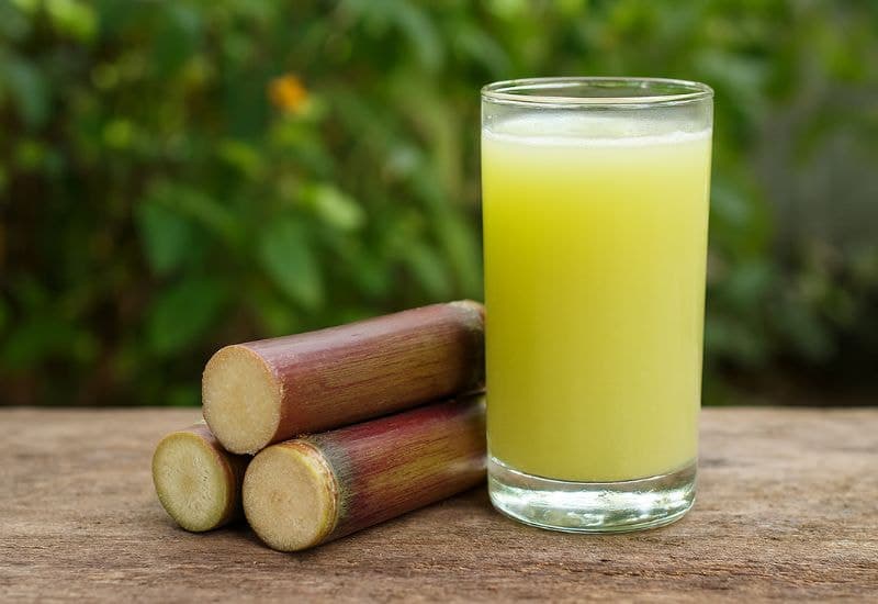 Bà bầu có nên uống nước mía không luôn là thắc mắc của nhiều mẹ trong thai kỳ. Nước mía không chỉ là thức uống giải khát tự nhiên mà còn chứa nhiều dưỡng chất tốt cho sức khỏe.