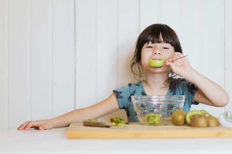 bé ăn rau củ