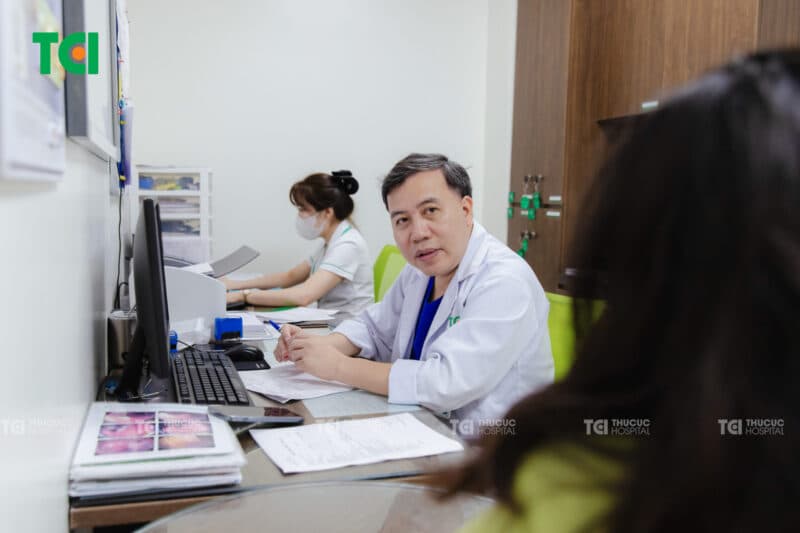 Hỏi ý kiến bác sĩ để có thể biết nên ăn uống thế nào khi bị trào ngược dạ dày