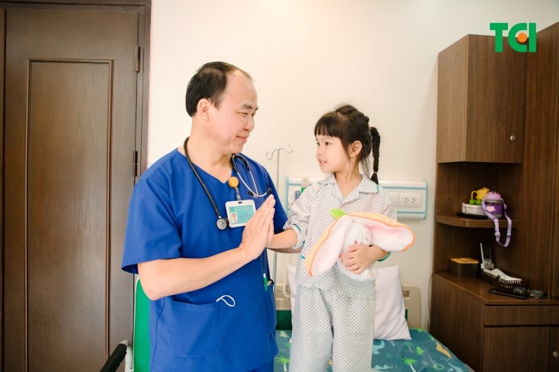 Sơ cứu trẻ bị hóc dị vật: Cần đưa trẻ đi thăm khám để kiểm tra sàng lọc kỹ lưỡng sau khi sơ cứu hóc dị vật