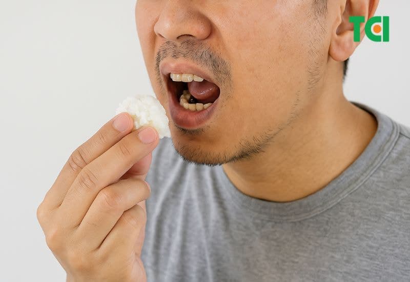 Một trong những cách xử lý hóc xương cá nhỏ tại nhà phổ biến nhất là nuốt một miếng thực phẩm mềm và dính để đẩy xương xuống dạ dày.