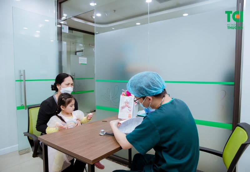 Chăm sóc trẻ bị nhiệt miệng đúng cách đóng vai trò quan trọng giúp bé nhanh hồi phục và ăn uống tốt trở lại.