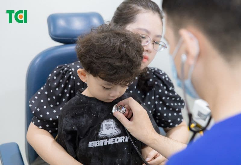 Chữa nhiệt lưỡi cho bé là vấn đề được nhiều cha mẹ quan tâm, đặc biệt trong thời tiết nắng nóng hoặc khi chế độ ăn uống của trẻ chưa hợp lý.