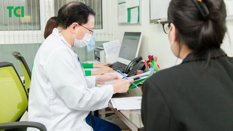 Thăm khám với chuyên gia khi có các dấu hiệu bị bệnh tim