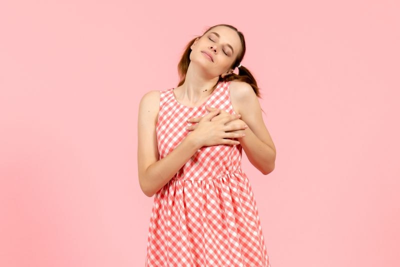 Một trong những dấu hiệu rõ ràng nhất khi mang thai 7 tuần là ngực căng tức, nhạy cảm.