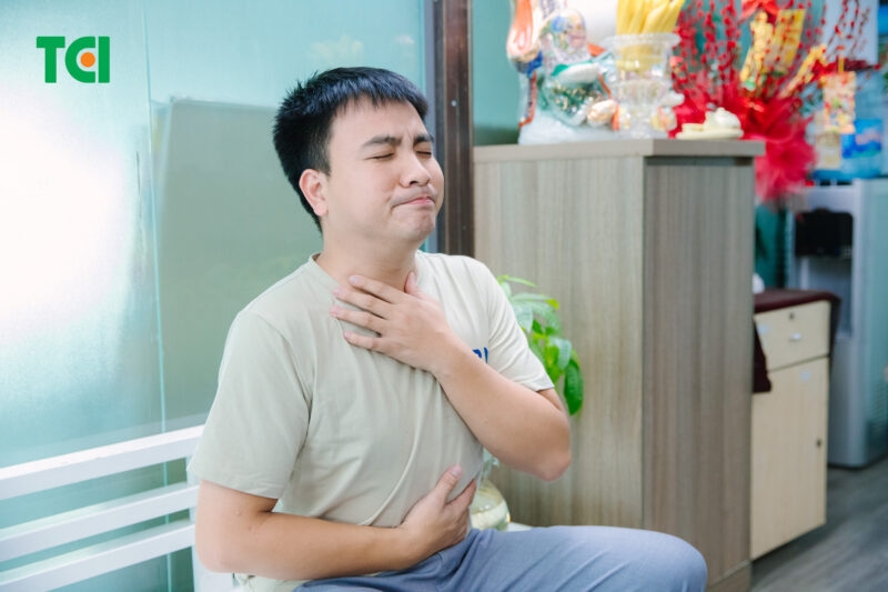 Đau họng do trào ngược cần phân biệt với đau do viêm họng