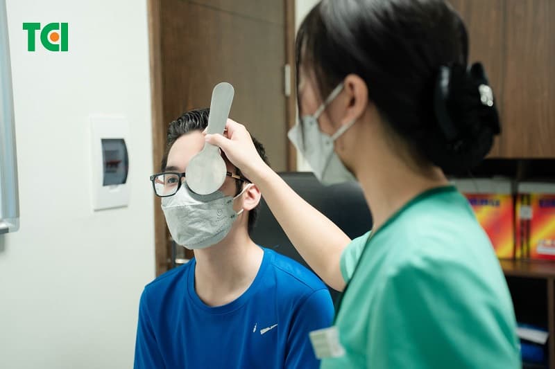 kiểm tra mắt cho sinh viên