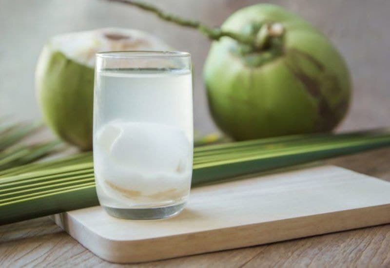 Bà bầu uống nước dừa không chỉ giúp giải khát mà còn mang lại vô vàn lợi ích sức khỏe cho cả mẹ và bé.