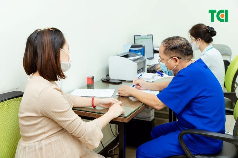 bầu 5 tuần ra dịch nâu