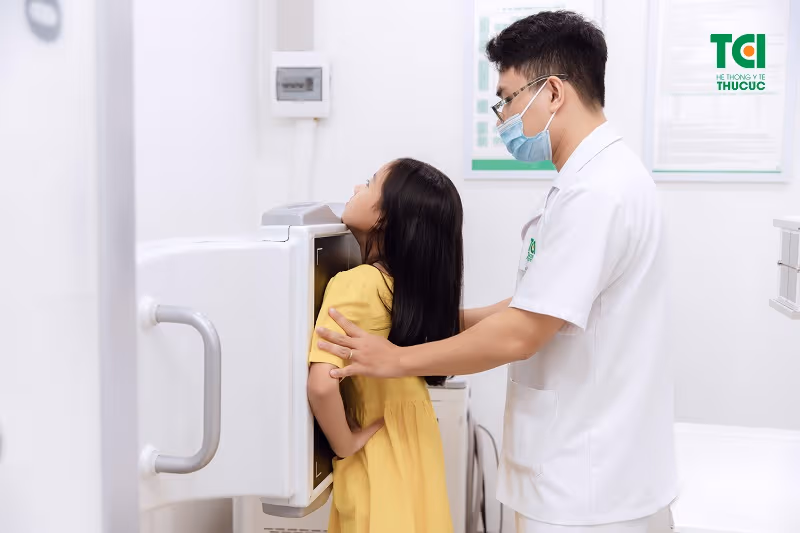 đi khám kiểm tra sức khỏe cho con cái