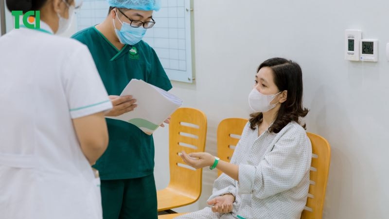 Khi nứt kẽ mạn tính gây nhiều phiền toái và đau đớn, có thể cân nhắc phẫu thuật