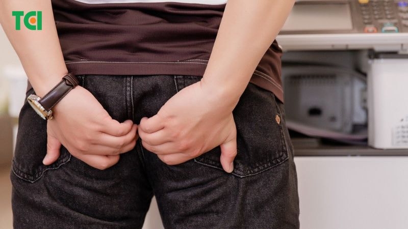 Cả hai bệnh đều gây đau rát, ngứa ngáy, sưng đỏ vùng hậu môn và đau khi đại tiện