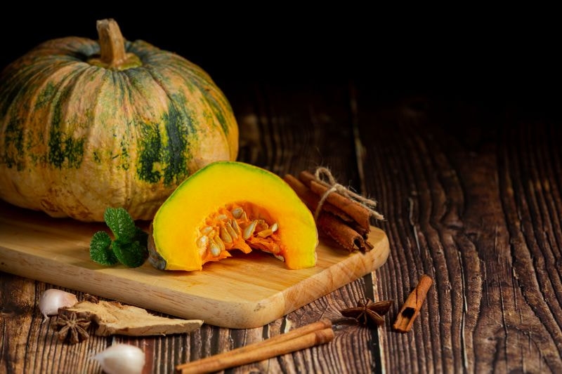 Một trong những thực phẩm được nhiều mẹ quan tâm là bí đỏ – loại rau củ quen thuộc, giàu vitamin và khoáng chất.