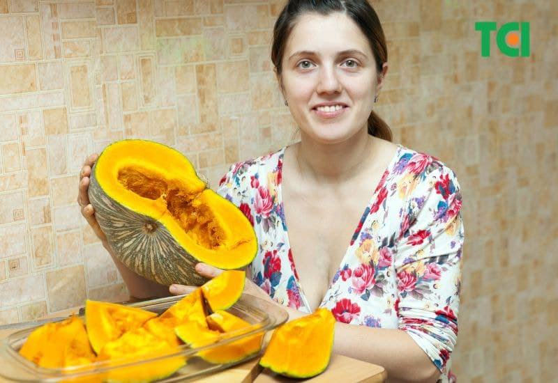 Việc bổ sung bí đỏ giúp da mềm mịn, sáng hơn và giảm tình trạng nám, sạm da.