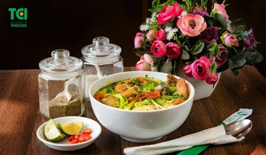 Sinh mổ ăn bún được không? Những lưu ý quan trọng mẹ cần biết