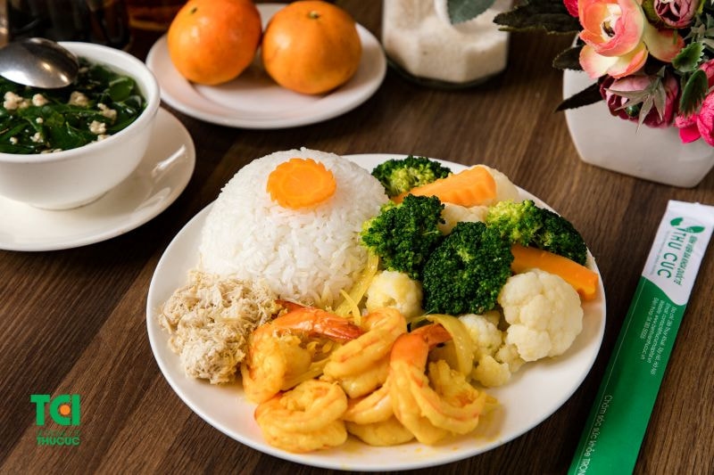 Tôm là nguồn thực phẩm giàu protein chất lượng cao, cung cấp các axit amin thiết yếu cần thiết cho sự phát triển của trẻ.