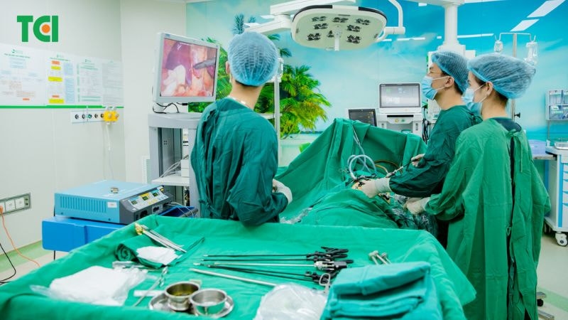 kỹ thuật nội soi được áp dụng phổ biến, giúp giảm đau, rút ngắn thời gian hồi phục và hạn chế sẹo sau mổ