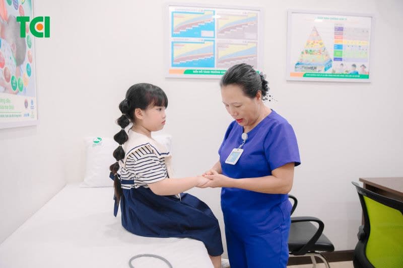 bác sĩ tư vấn dinh dưỡng cho bé