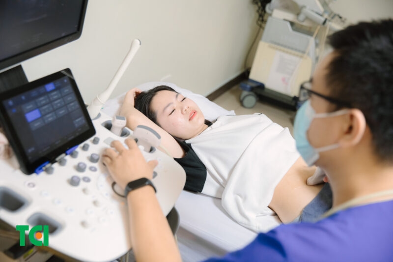Phương pháp siêu âm ổ bụng thường được sử dụng đầu tiên, giúp bác sĩ quan sát hình ảnh ruột thừa sưng to, chứa dịch hoặc mủ