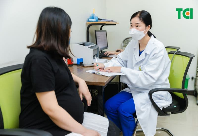 bà bầu có nên uống nước dừa không? Câu trả lời là có. Tuy nhiên mẹ bầu nào nếu có bệnh lý nền thì nên tham khảo ý kiến bác sĩ.