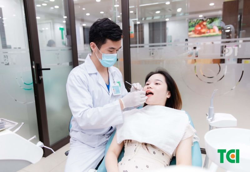 điều trị khách hàng bị sâu răng