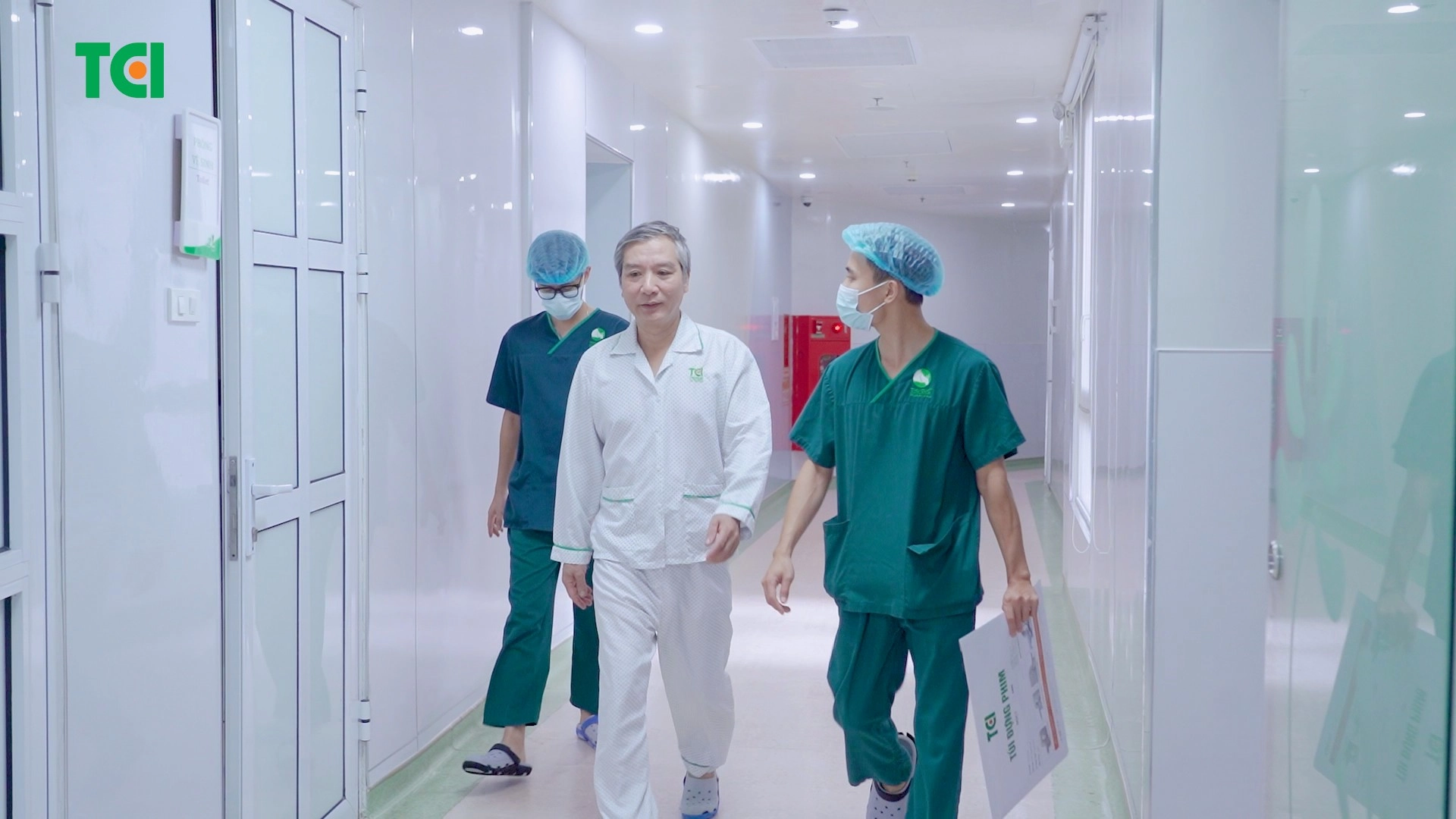 Bác T cùng đội ngũ bác sĩ chuẩn bị vào phòng phẫu thuật