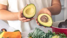 Cho bé ăn bơ đúng cách và những thông tin dinh dưỡng liên quan