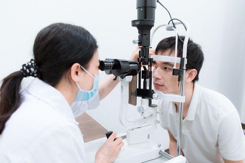 Khám lâm sàng là bước đầu tiên giúp đánh giá tổng thể thể trạng của công nhân