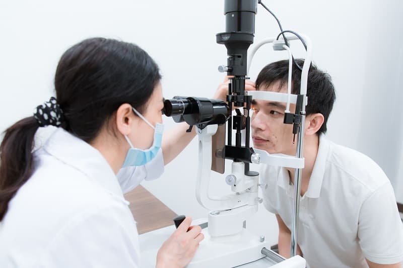 Khám lâm sàng là bước đầu tiên giúp đánh giá tổng thể thể trạng của công nhân