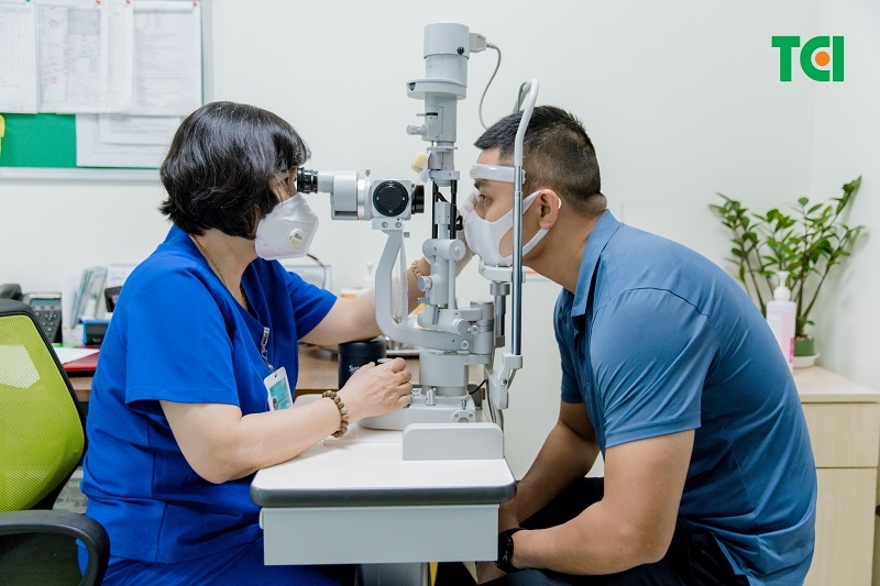 Trong quá trình thăm khám, khách hàng cần tuân thủ đúng hướng dẫn của nhân viên y tế khi lấy mẫu máu, nước tiểu hoặc thực hiện siêu âm