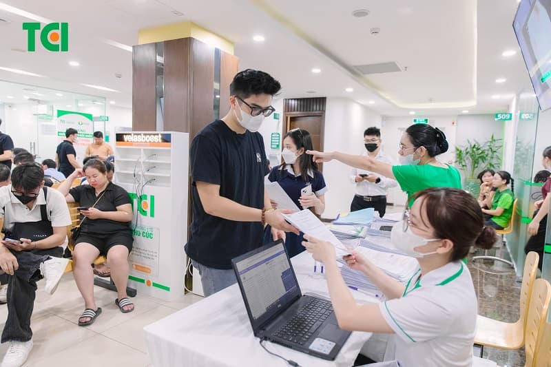 Theo Thông tư 32/2023/TT-BYT của Bộ Y tế, ban hành ngày 31/12/2023 (hiệu lực từ 01/01/2024), mọi doanh nghiệp có người lao động đều bắt buộc tổ chức khám sức khỏe định kỳ ít nhất một lần mỗi năm