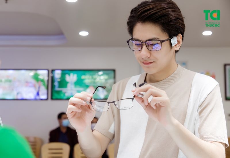 Đeo kính khắc phục loạn thị là như nào