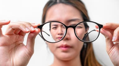 Loạn thị là như nào? Nguyên nhân là gì và có chữa được không?