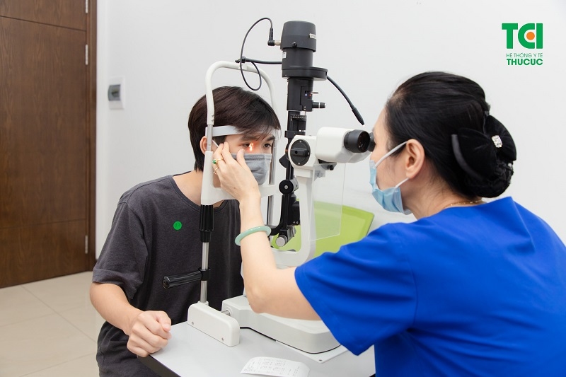 khám mắt cho sinh viên