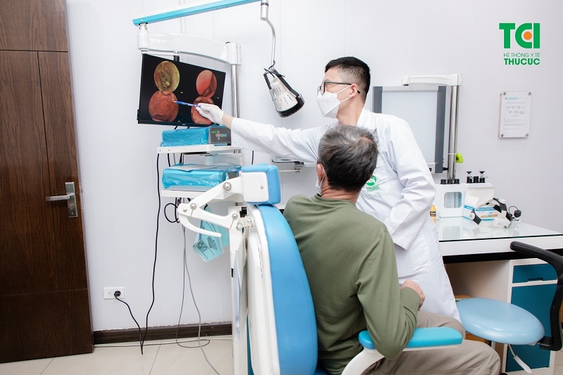 Khám định kỳ không chỉ là kiểm tra một lần, mà là quá trình theo dõi liên tục sự thay đổi sức khỏe của bố mẹ qua từng năm