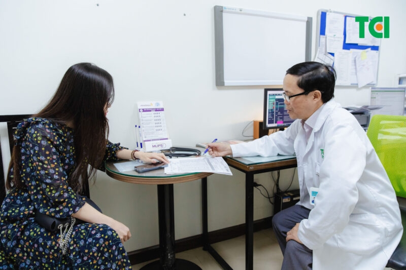 Thăm khám với bác sĩ để nắm rõ các dấu hiệu bệnh trào ngược dạ dày