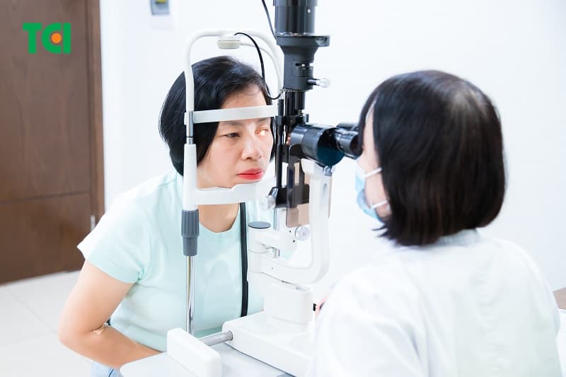 Những công nhân phát hiện bất thường sức khỏe sẽ được bác sĩ tư vấn chi tiết và hướng dẫn điều trị phù hợp