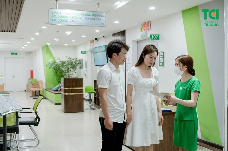 Thông qua xét nghiệm gen và phân tích ADN, bác sĩ xác định liệu hai người có cùng mang gen lặn gây bệnh hay không