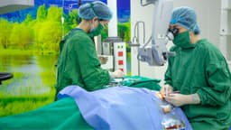 Tưởng mù vì đục thủy tinh thể, cô giáo U70 bất ngờ lấy lại thị lực 8/10 sau 20 phút