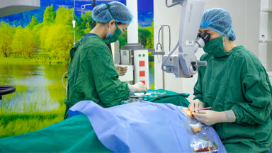 Tưởng mù vì đục thủy tinh thể, cô giáo U70 bất ngờ lấy lại thị lực 8/10 sau 20 phút