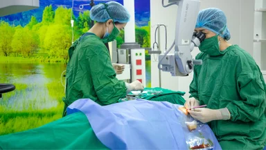 Tưởng mù vì đục thủy tinh thể, cô giáo U70 bất ngờ lấy lại thị lực 8/10 sau 20 phút