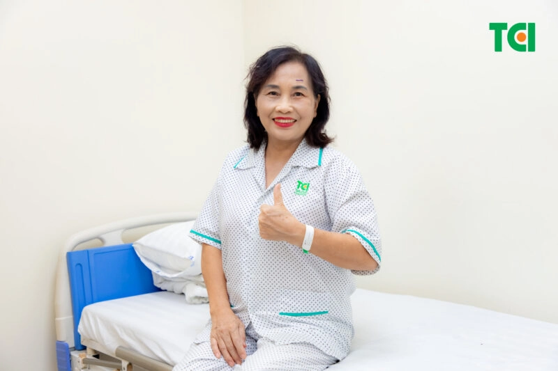 Sự cải thiện rõ rệt sau phẫu thuật phaco khiến cô Hằng vô cùng phấn khởi.