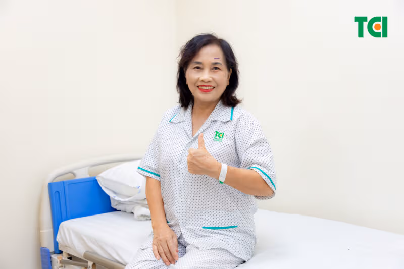 Sự cải thiện rõ rệt sau phẫu thuật phaco khiến cô Hằng vô cùng phấn khởi.