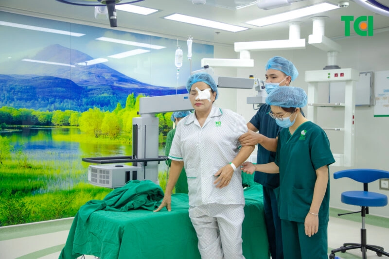 Chủ quan 4 năm và nỗi lo sợ mù lòa nên cô đã có quyết định đến TCI thăm khám và thực hiện phẫu thuật phaco