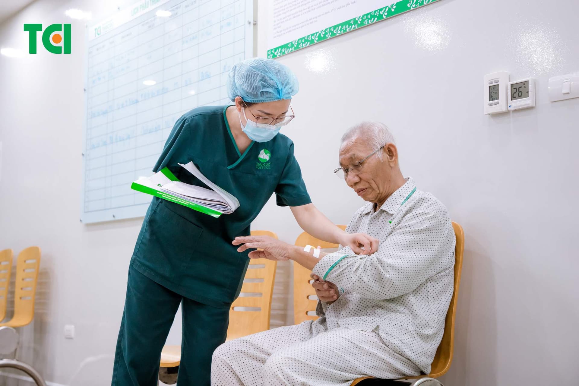 Bệnh trĩ tái phát ở tuổi 75 khiến sinh hoạt hàng ngày của cụ bị ảnh hưởng nghiêm trọng