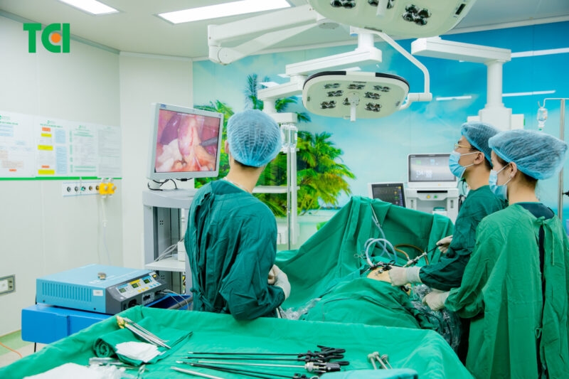 Nếu polyp có dấu hiệu phát triển bất thường hoặc nghi ngờ tiến triển ác tính, bác sĩ sẽ chỉ định phẫu thuật cắt bỏ túi mật