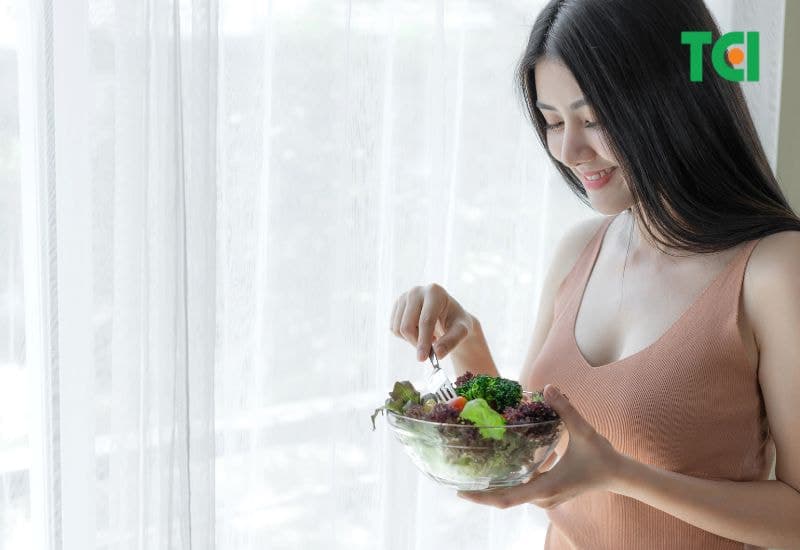 Chế độ ăn uống sau sinh không chỉ đơn thuần là cung cấp năng lượng, mà còn giúp cơ thể mẹ tái tạo mô, làm lành vết mổ.